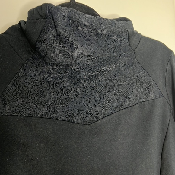 🛍️New Fabletics⚡️Black Lace Cinch Cowl Neck Jolie Sweatshirt Pullover Jacket L - Picture 4 of 8
